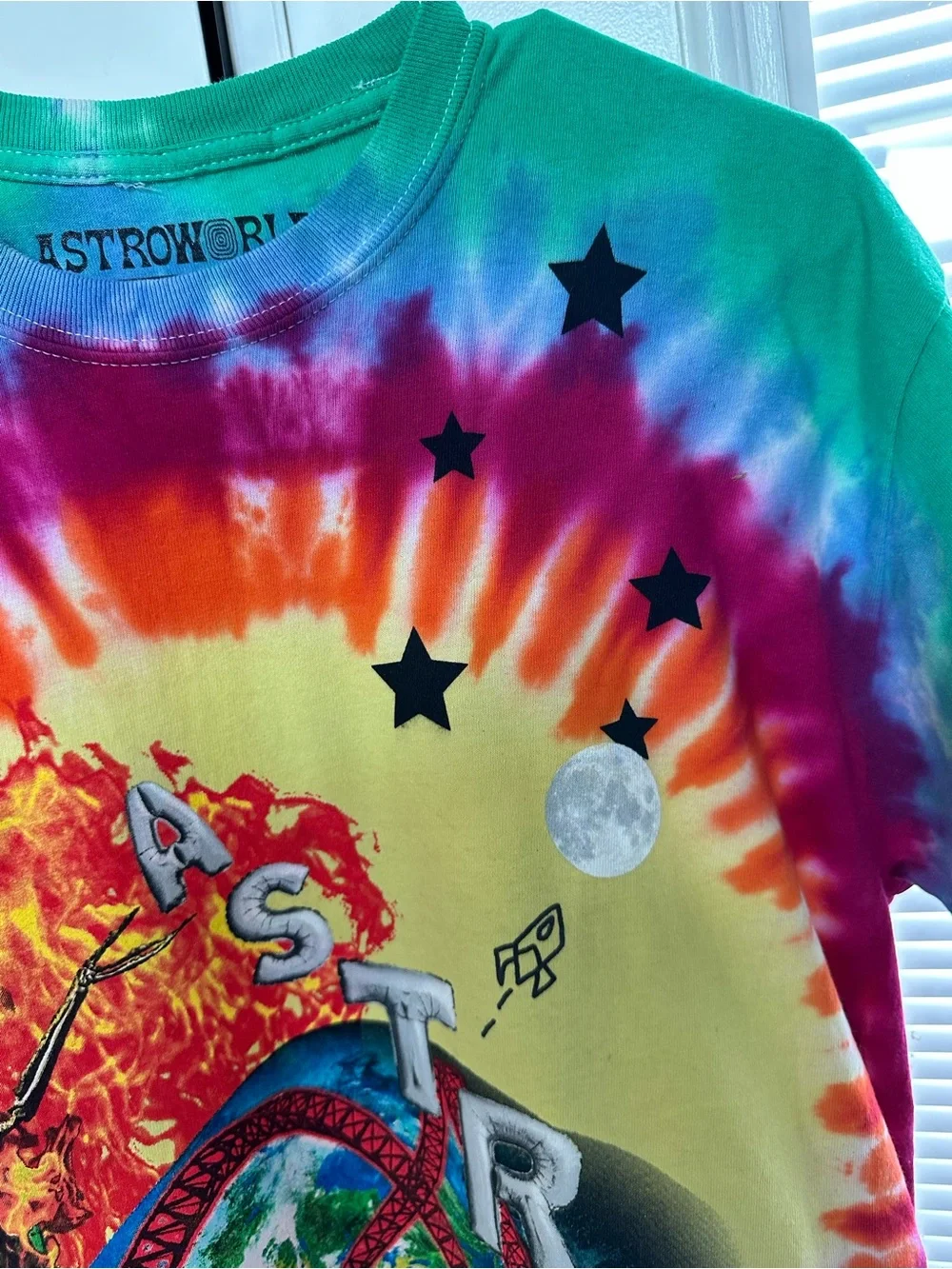 Travis Scott Astroworld Smiley Tie-Dye Graphic T-Shirt - Picture 4 of 8